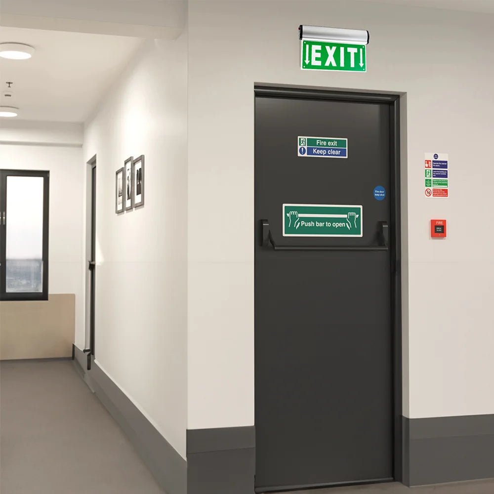 باب مخرج الطوارئ مع لافتة خضراء كُتب عليها ”EXIT“ في الردهة