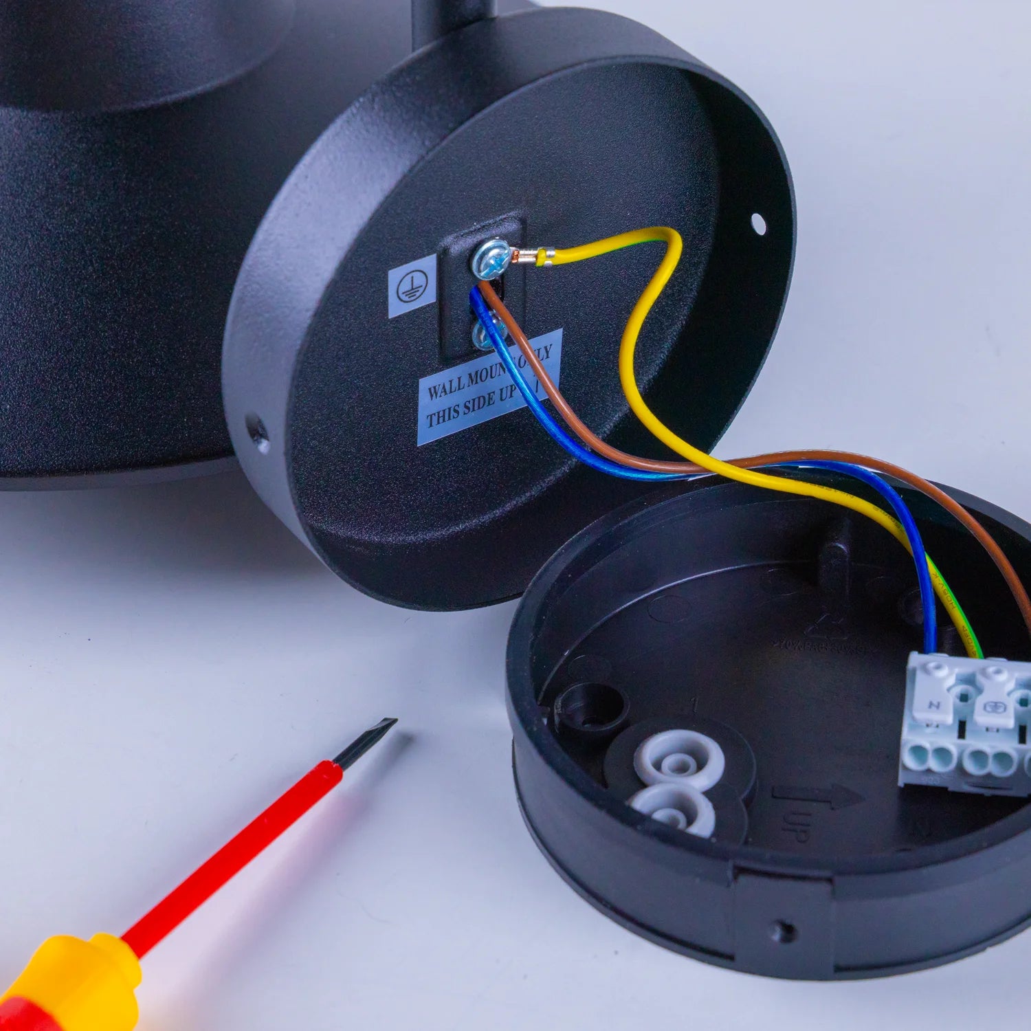 إطار إنارة جداري خارجي - إضاءة أنيقة بتصميم عقلة البجعة وقاعدة E27 مقاومة للماء IP54 لون أسود (WL-ODL-1012)