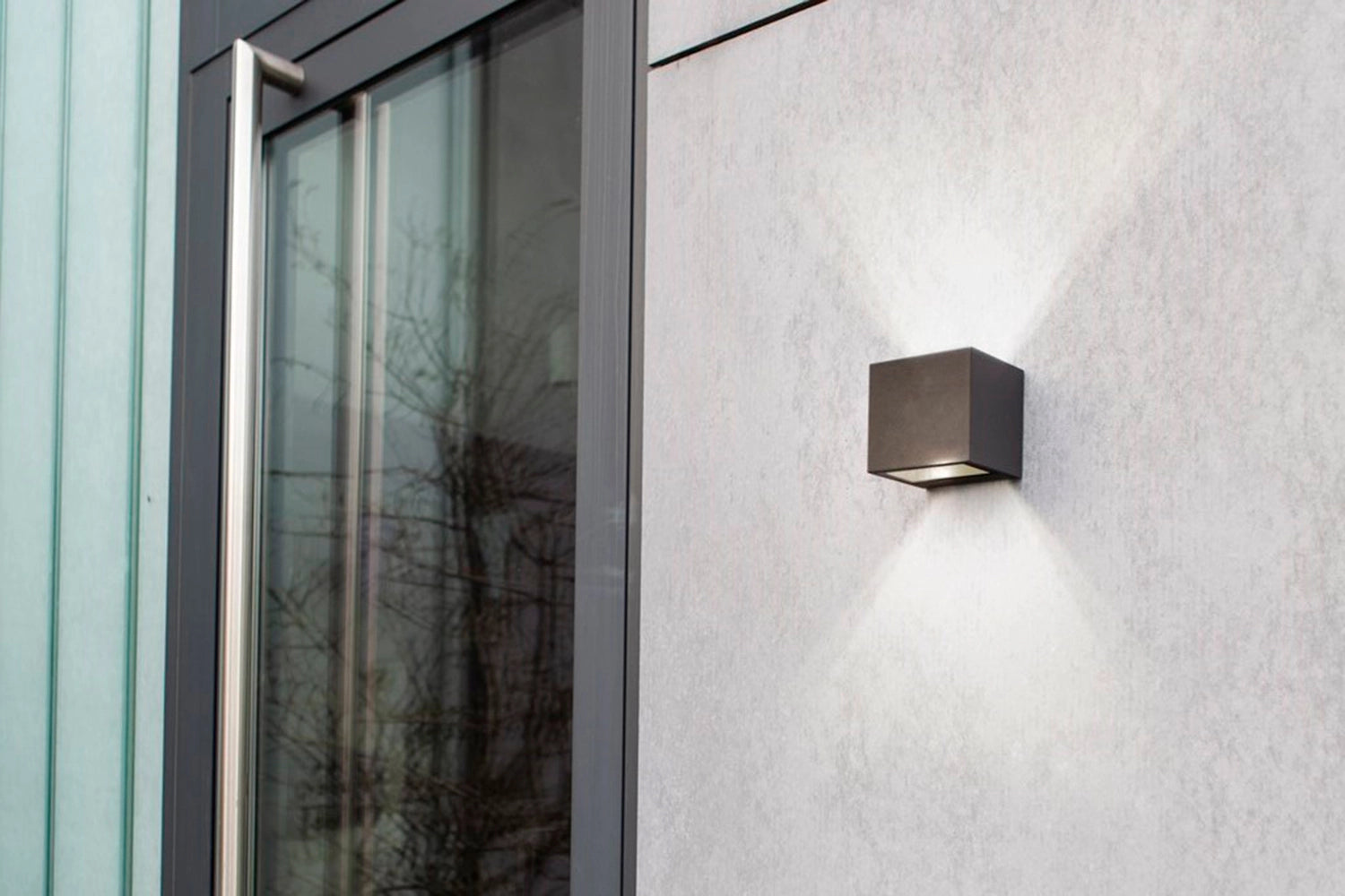 مصباح جداري لأعلى وأسفل (GWL6709) من الترالايت | إضاءة خارجية مقاومة للماء بتصميم عصري