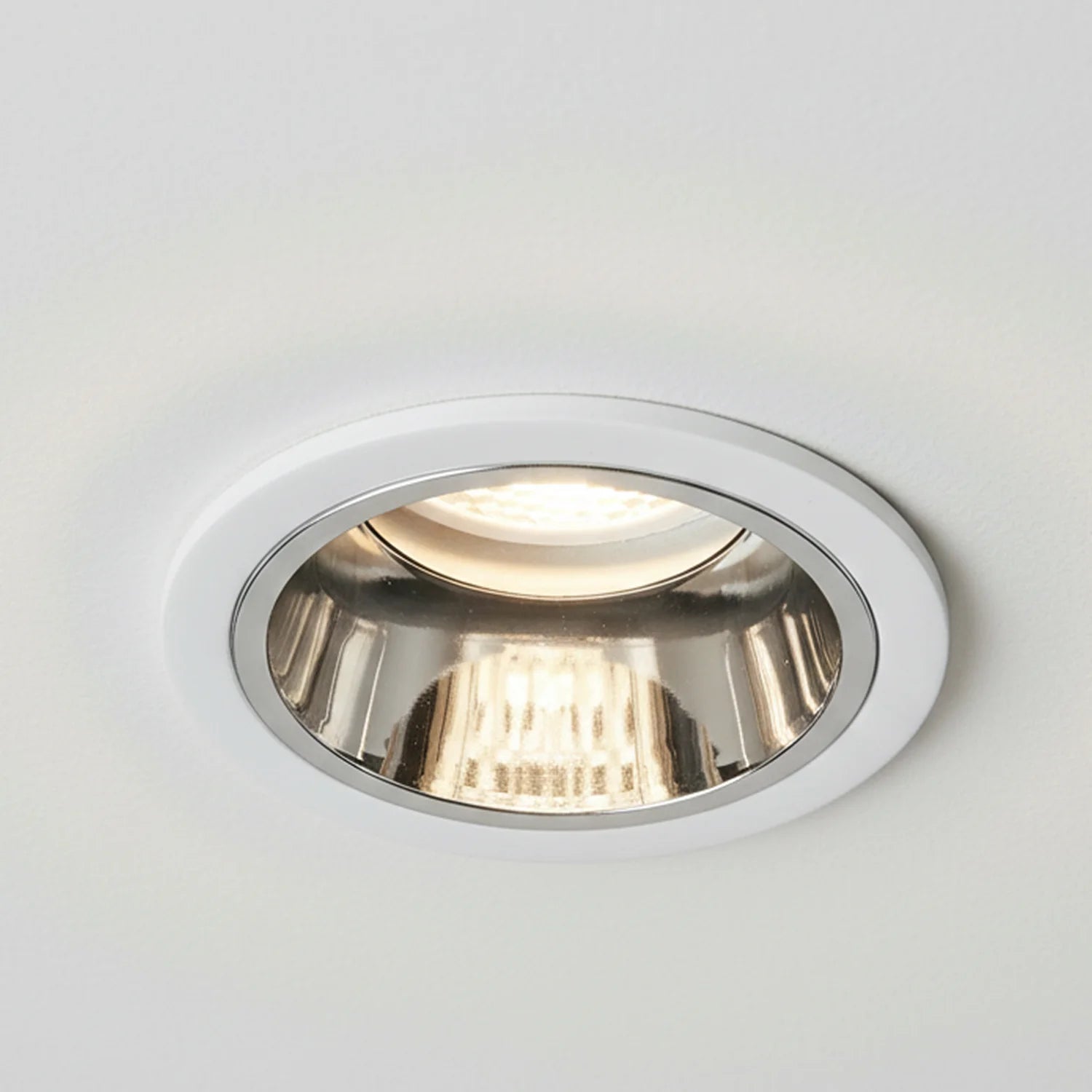 الترالايت داون لايت مع شبك ضد التوهج قاعدة MR16 مقاس 7 سم (BA305)