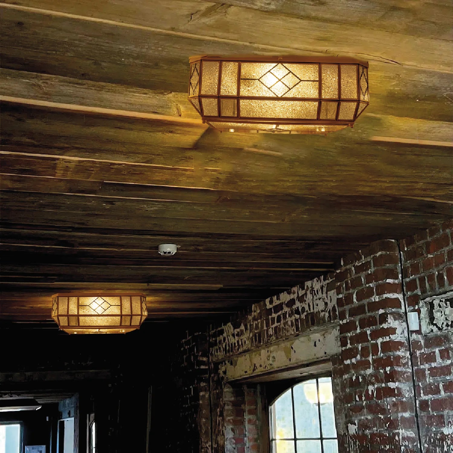 مصباح سقفي نحاسي من الترا لايت – تصميم عربي فاخر للإضاءة الخارجية (X018)