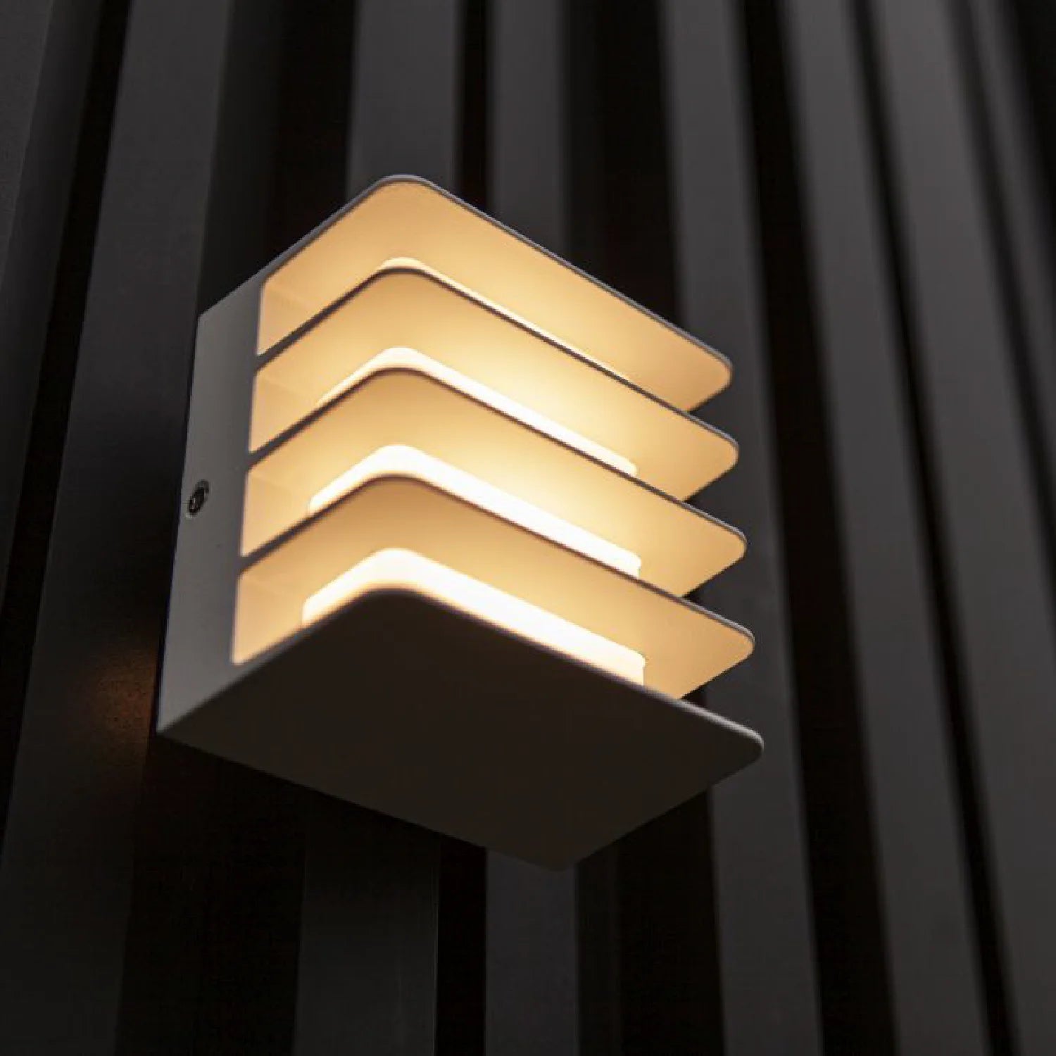 انارة جدارية خارجية ليد (UTL-OT-1469) – تصميم أنيق من الألمنيوم القوي وحماية IP54 مع ناشر أوبال