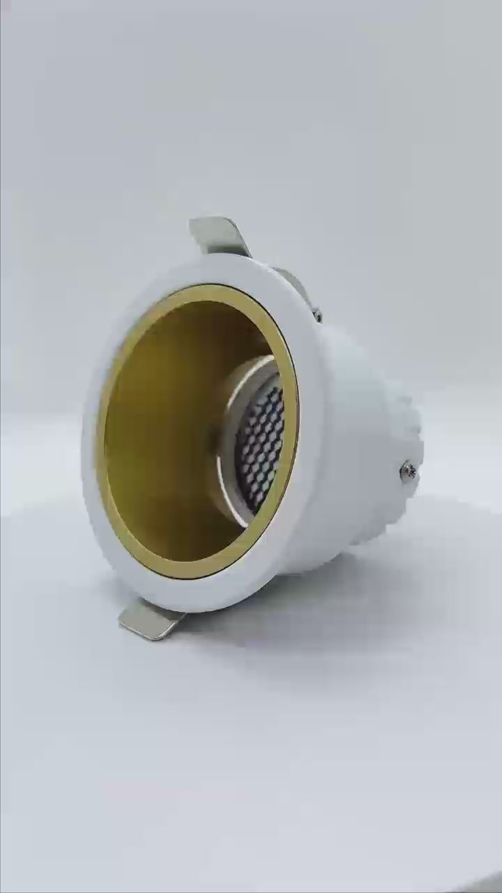 تحميل الفيديو:  الترا لايت إطار سبوت لايت غاطس ضد التوهج بقاعدة GU10 (BA305)