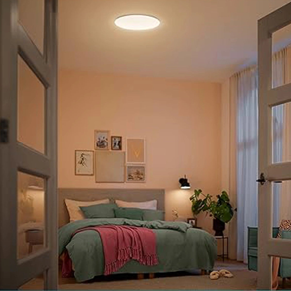 Low-profile ceiling light

